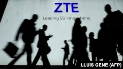 Učesnici prošlogodišnjeg kongresa mobilne tehnologije ispred ZTE reklame u Barceloni