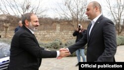 Georgia - Prime Minister Mamuka Bakhtadze (R) and his Armenian counterpart Nikol Pashiian meet in Bolnisi, January 15, 2019.