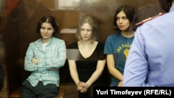 Засуджені учасниці Pussy Riot Марія Альохіна, Катерина Самуцевич і Марія Альохіна (л—р), фото з кримінального суду над ними 17 серпня 2012 року