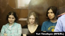 Члены российской панк-группы Pussy Riot, осужденные на двухлетний срок за концерт в храме Христа Спасителя в Москве. 