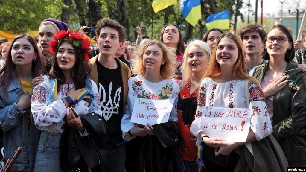 Під час мітингу біля Верховної Ради України. Цього дня депутати ухвалили закон про українську мову. Київ, 25 квітня 2019 року