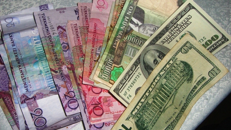 Türkmenistanda dollaryň gara bazar nyrhy peseldi, Aşgabatda satuwy bes edildi