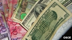 Türkmen manady we amerikan dollary (Illýustrasiýa suraty) 