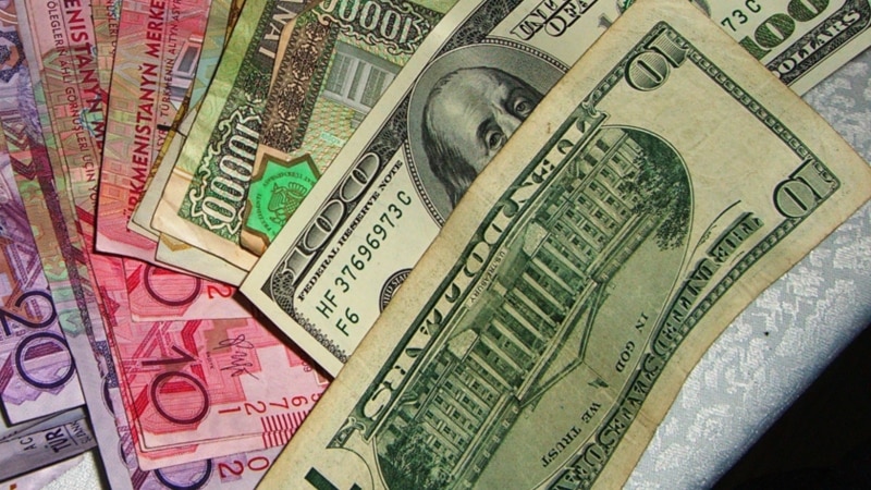Türkmenistanda dollaryň 'gara bazar' nyrhy birden peseldi
