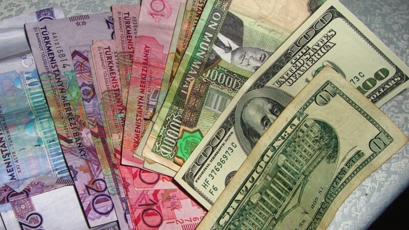 Türkmenistanda dollaryň ‘gara bazardaky’ nyrhy rekord derejä ýetdi