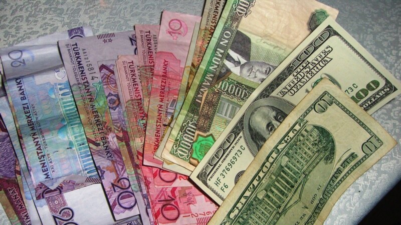 Türkmenbaşyda dollar söwdagärlerine 'Kenar' bazarynda 'işlemek' gadagan edildi