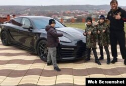 В ноябре 2016-го несовершеннолетние сыновья Кадырова подарили своему тренеру PORSCHE PANAMERA