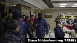 Rusiye uquq qoruyıcıları Qırım birdemliginiñ toplaşuvında. Qırım, Aqmescit, 2018 senesi oktâbrniñ 27-si