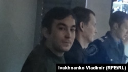 Предполагаемые российские военнослужащие Александр Александров (справа) и Евгений Ерофеев на суде по их делу. Киев, 7 декабря 2015 года.