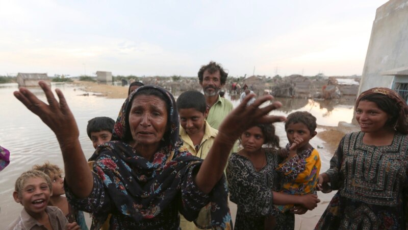 د پاکستان په سند ایالت کې د تندر پرېوتو ۲۷ کسان وژلي