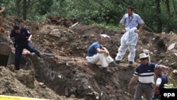 Forenzičari na ekshumacija masovne grobnice kod Gnjilana u julu 2009. godine