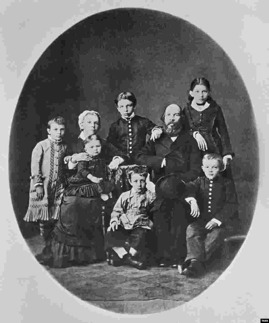 Володя Ульянов народився в місті Сімбірську в Росії (нині Ульяновськ) 22 квітня 1870 року. На цьому родинному знімку 1879 року він у першому ряду праворуч.