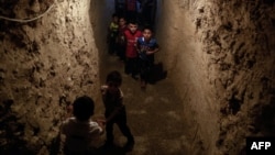 Сирийские дети в бомбоубежище в пригороде Дамаска, находящемся под контролем оппозиции.