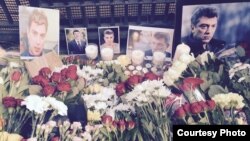 Цветы у посольства России в Лондоне в память об убитом Борисе Немцове