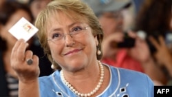 Новоизбранный президент Чили Мишель Бачелет голосует на избирательном участке в Сантьяго, 15 декабря 2013 года. 
