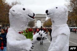 Protest al activiștilor de mediu la Paris, înaintea conferinței de la Paris din 2015, în care 195 de state s-au angajat la reducerea emisiilor de gaze de seră.