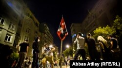 Участники акций протеста на площади Таксим в Стамбуле. 