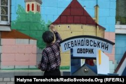 «Левандівський дворик» пенсіонера Юрія Краєвського у Львові