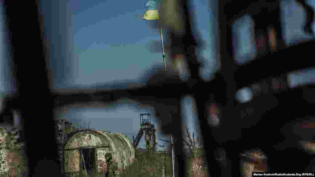 Поблизу Донецького аеропорту свій, особливий антураж війни. Так виглядає шахта &laquo;Бутівка&raquo; зараз, неподалік Авдіївки. Це місце &ndash; епіцентр щоденних бойових дій на цьому напрямку лінії зіткнення