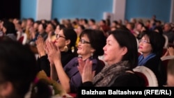 Зрители концерта в Алматы, посвященного открытию Дома Абая в Китае. 24 ноября 2015 года.