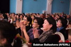 Абай үйін ашу құрметіне қойылған концерт көрермендері. Алматы, 24 қараша 2015 жыл