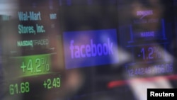 Nasdaq қор биржасы экранындағы Facebook белгісі. Нью-Йорк, 17 мамыр 2012 жыл.