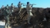 Бойцы "пешмерги", курдских военных отрядов, сражаются с боевиками ИГ в окрестностях Мосула. 