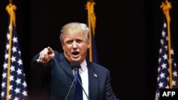 Дональд Трамп выступает в Манчестере, в штате Нью-Гэмпшир. 8 февраля 2016 года.