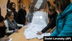 На одном из избирательных участков в Петербурге, 18 марта 2018 года