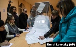 Numărătoarea voturilor într-o secție din Sankt Petersburg, Rusia, 18 martie 2018