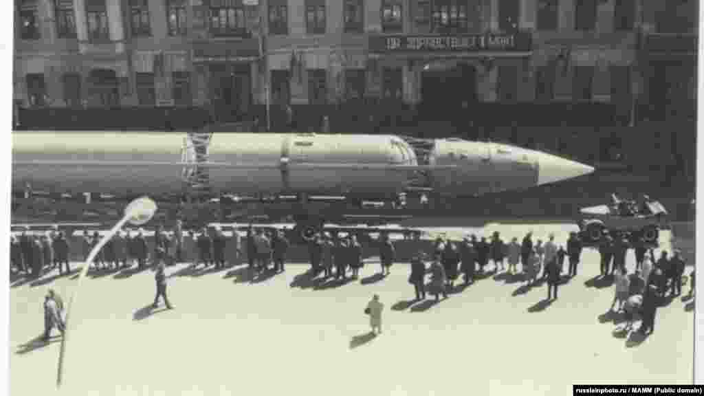 Першотравневий парад. Військова техніка на вулицях міста, 1 травня 1960-1969