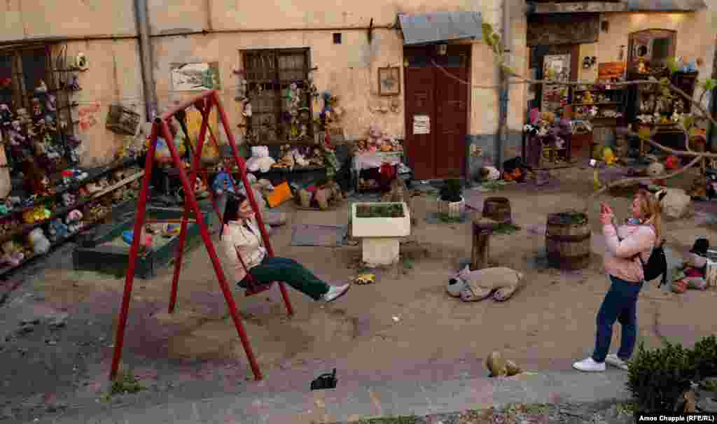 A neighbor who emerged from the building said the yard now attracts around 100 camera-toting tourists each day.