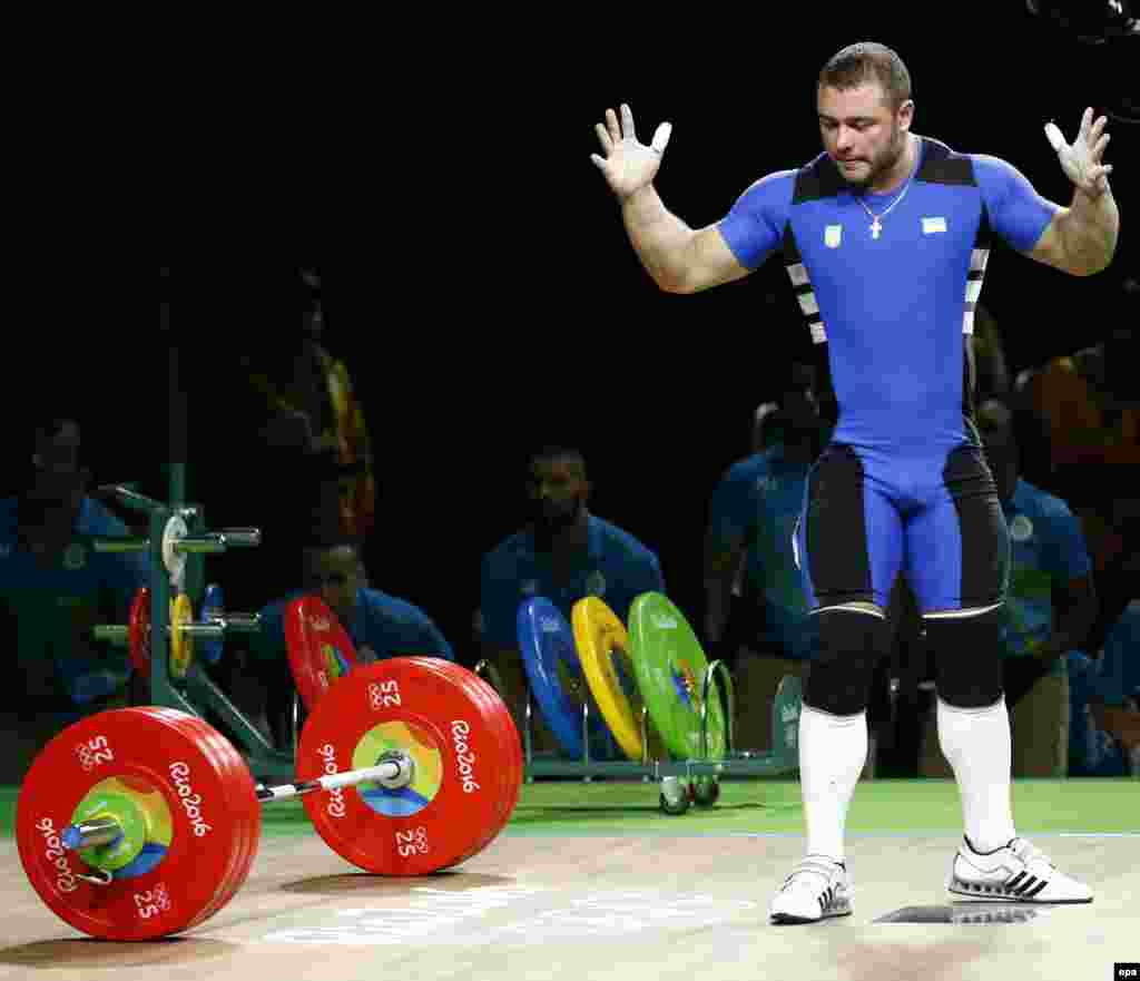 Дмитро Чумак після невдалої спроби підняти штангу у фіналі змагань із важкої атлетики у вазі 94 кілограми