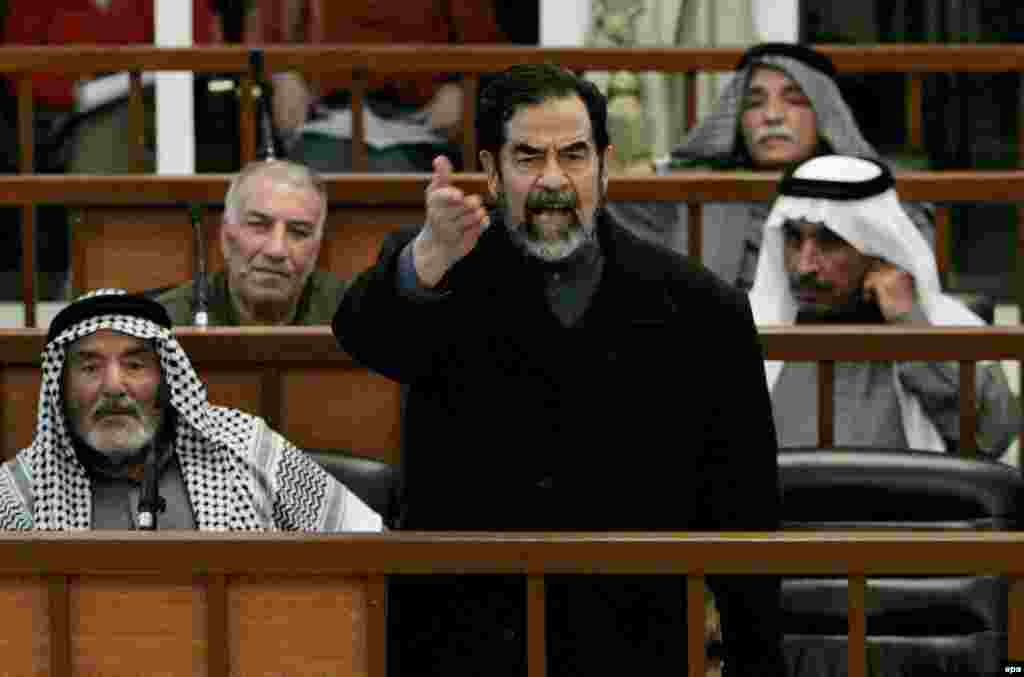 صدام حسین در دادگاهی که از سوی دولت انتقالی عراق تشکیل شد، به اتهام جنایت علیه بشر محاکمه و در پنجم نوامبر سال ۲۰۰۶ به مجازات مرگ با چوبه دار محکوم شد.