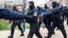 Полицейский спецназ Косова эскортирует сербского активиста, архив 