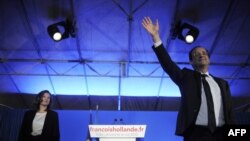 "А счастье было так возможно..." Франсуа Олланд сразу после избрания президентом в мае 2012 года. На заднем плане - его тогдашняя подруга Валери Триервейлер. Полтора года спустя они расстались