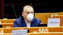 Италианският евродепутат Фулвио Мартушело е един от малцината, пристигнали в Брюксел за пленарната сесия. Евродепутатите бяха призовани да си останат вкъщи и да гласуват дистанционно, за да не разпространяват коронавируса