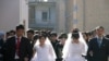 Новобрачные вышли из мечети на улицу. Хива, Узбекистан. Ноябрь 2008 года.