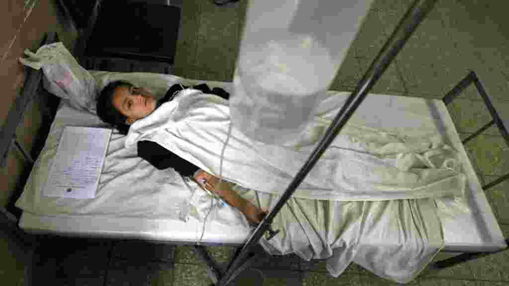 Afghanistan -- A chool girl receives medical treatment after being poisoned with gas in a hospital in Kabul, 26Aug2010