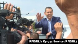 Omurbek Babanov, primit de sute de simpatizanți, la aeroportul din Bișkek, 9 august 2019