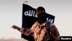 İslam Dövləti yaraqlılarından biri. Video-dan götürülmüş görüntü. 7 oktyabr 2014