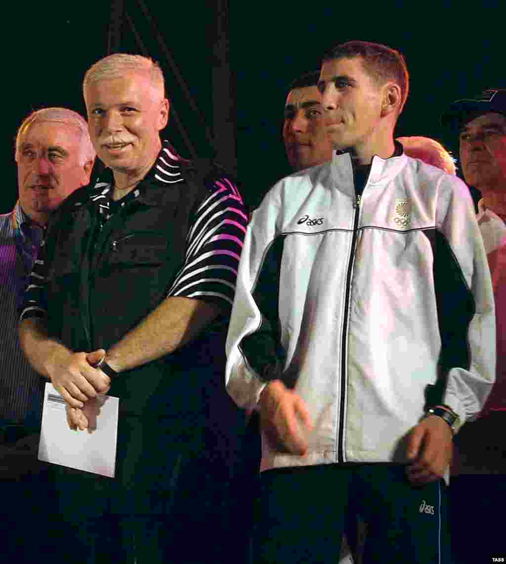 Бадри Патаркацишвили во время награждения грузинских спортсменов - олимпийских чемпионов. Грузия. Тбилиси, 25 апреля 2004 года