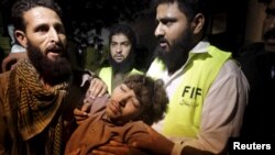 Պակիստան - Փրկարարները փլատակներից դուրս են բերում մարդկանց, Լահոր, 4-ը նոյեմբերի, 2015թ․