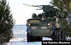 Američke trupe ispaljuju raketu "stinger" iz svog oklopnog borbenog vozila "strajker" tokom vojne vježbe u Rutji, Estonija, 10. marta 2022.