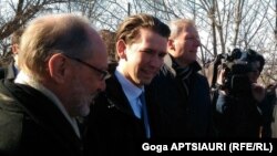 ЕҚЫҰ төрағасы, Австрия сыртқы істер федералдық министрі Себастьян Курц (ортада). Эргнети селосы, Грузия, 3 ақпан 2017 жыл.