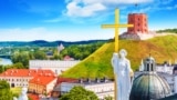 Центр Вильнюса. На заднем плане справа - башня Гедимина, один из главных исторических символов Литвы