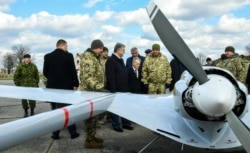 Бывший президент Украины Петр Порошенко осматривает один из первых купленных его страной "Байрактаров", март 2019 года
