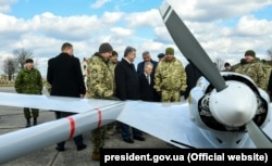 Турецкие ударные беспилотники Украина покупает со времен президентства Петра Порошенко. О первом использовании этого БПЛА на Донбасе сообщалось 10 апреля 2021 года