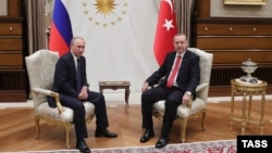 Президент России Владимир Путин (слева) и президент Турции Реджеп Тайип Эрдоган. Анкара, 28 сентября 2017 года.