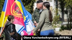 Українські морські піхотинці покидають Керч, 9 квітня 2014 року